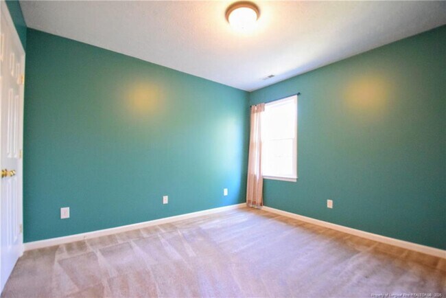 Building Photo - 324 Roundtree Dr