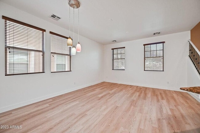 Building Photo - 968 W Aspen Way