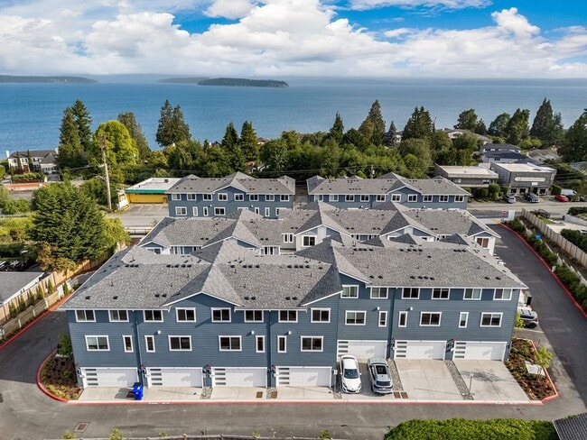 Building Photo - 4 Bedroom 3 Bath Stunning Brand New Town H...