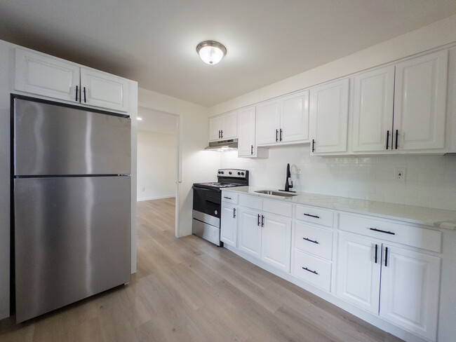 Kitchen - Meadowbrook Apartments