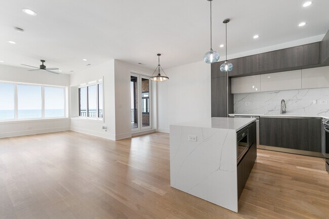 Building Photo - 7729 N Eastlake Terrace