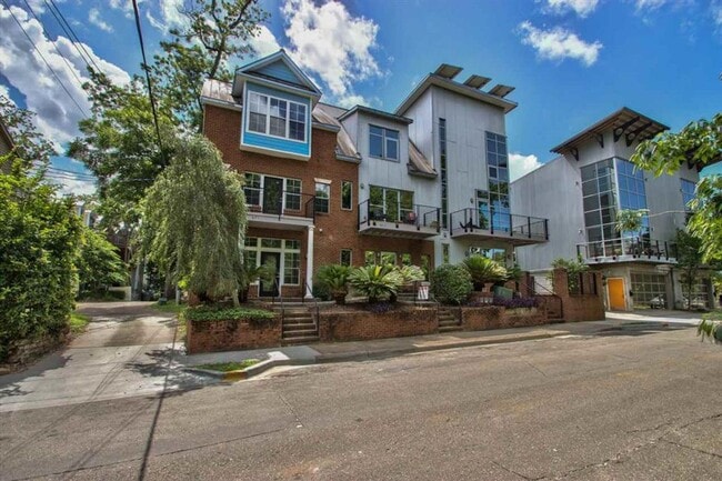 Primary Photo - 2 bedroom/3 bath Townhome with extra room/...