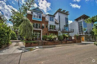 Building Photo - 2 bedroom/3 bath Townhome with extra room/...