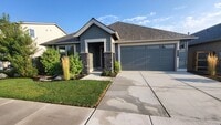 Building Photo - 4 BR/2.5 BA Single-Level home at Trailside