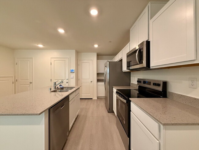 Building Photo - 3 BED 2.5 BATH 2 CAR GARAGE TOWNHOUSE W/ LOFT FOR RENT!!!