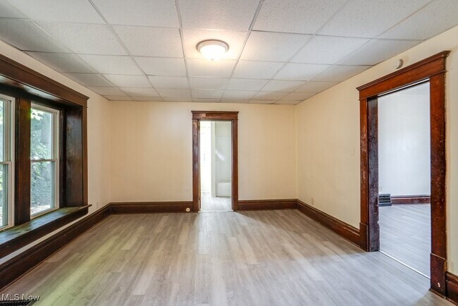 Building Photo - 485 Allyn St