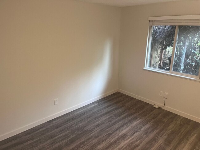 Building Photo - Cool Reno and Nifty Private yard too-Inner SE Duplex