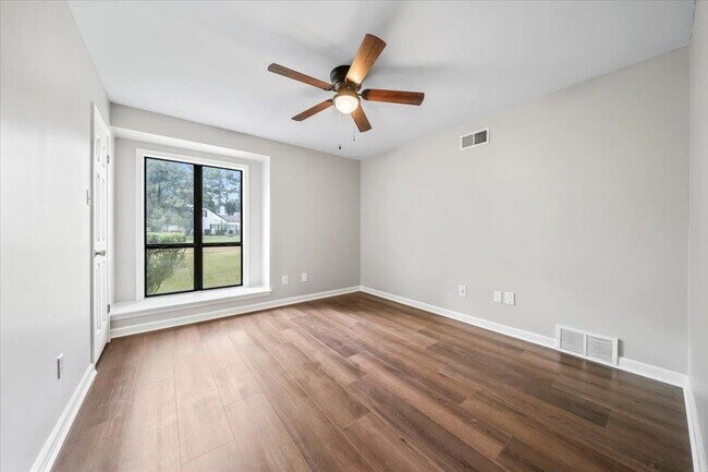 Building Photo - 7559 Cross Village Dr
