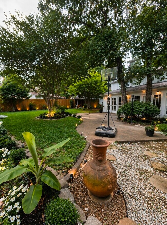 Building Photo - 1844 Rollingwood Dr