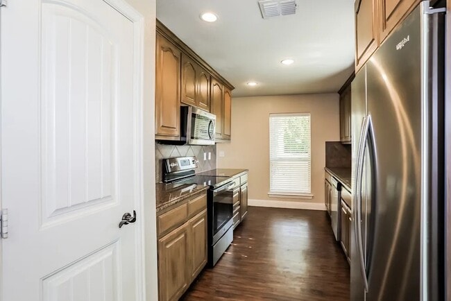 Building Photo - 2102 Colonial Dr