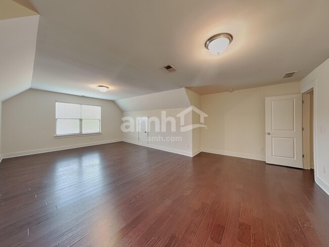 Building Photo - 1076 Adams Haven Bend