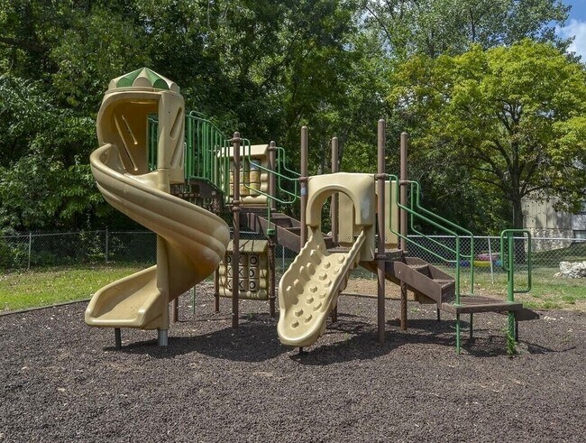 Building Photo - 5400-5600 E 84th Ter-32A