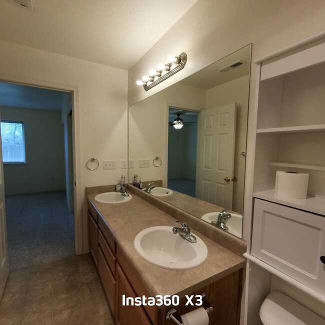 Building Photo - Charming 3 Bed 2 Bath Medford Townhome