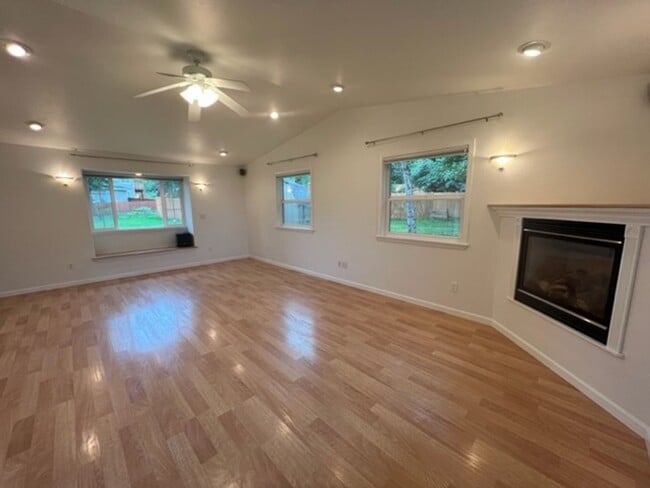 Building Photo - Gorgeous Eagle River Home w/ Open Concept Layout!