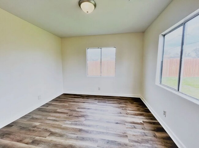 Building Photo - Beautiful 4 Bedroom 2 Bath