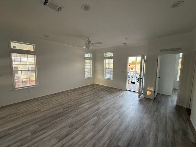 Building Photo - 362 Tahitian Dr