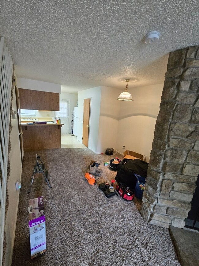 Building Photo - 2 Bedroom Townhome