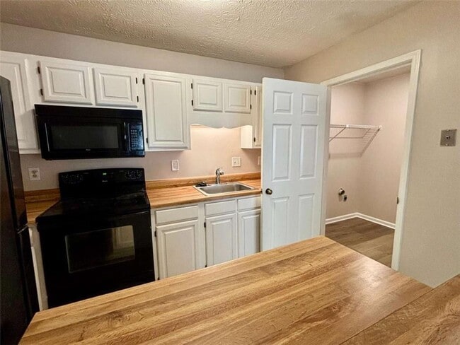 Building Photo - 3841 Woodridge Way