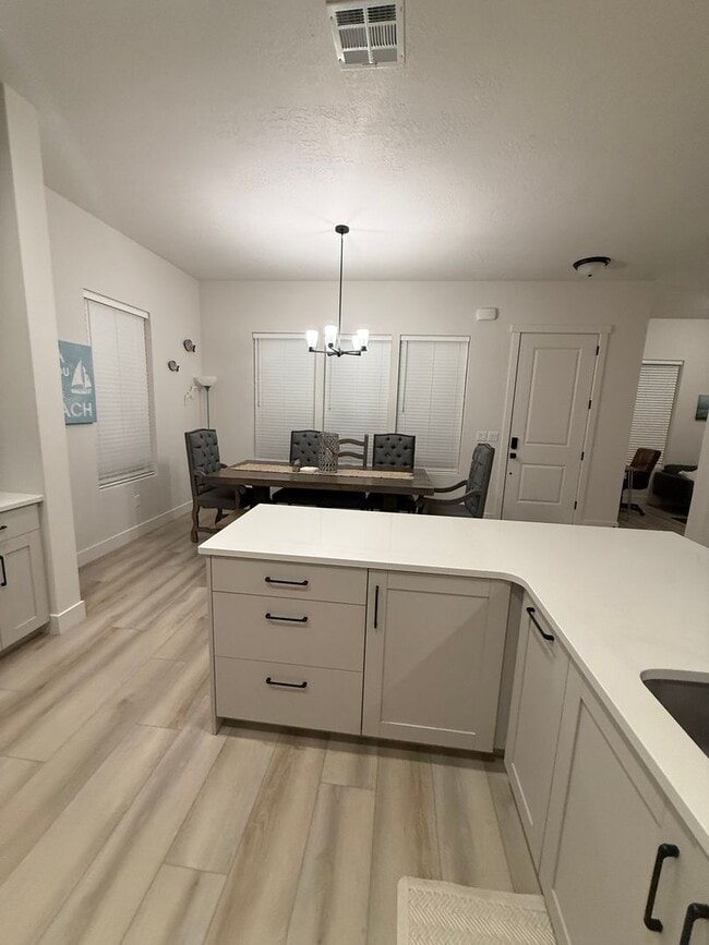 Building Photo - 663 Juniper Hill Dr