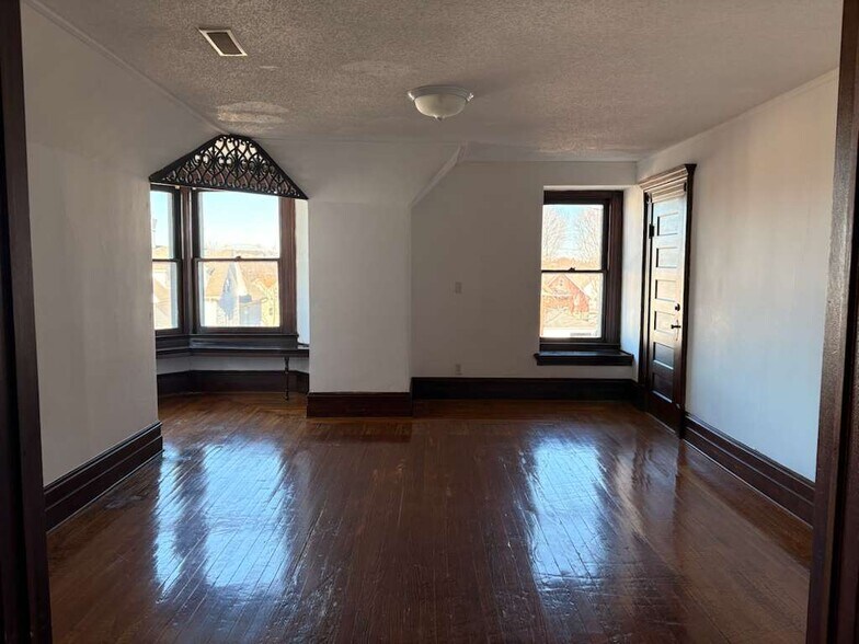 Building Photo - 331 Chestnut St