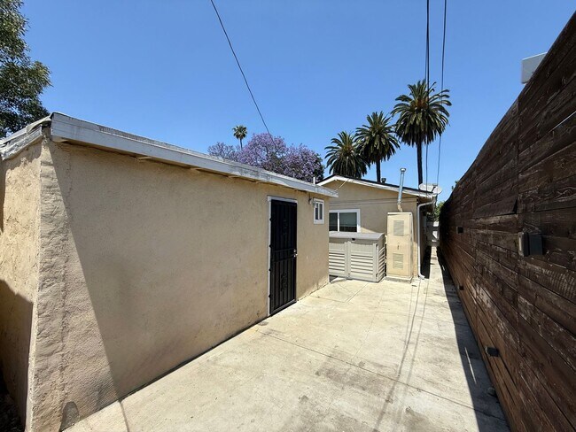 Building Photo - Charming Long Beach Home with Bonus Spaces!
