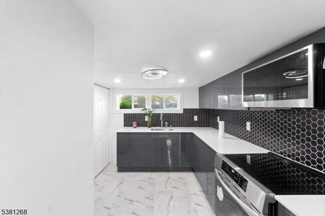 Building Photo - 656 Park Ave