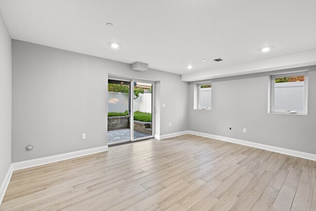 Building Photo - 57 Lincoln Ave