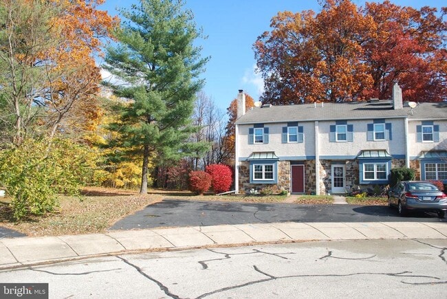 Building Photo - 290 Lawndale Ave