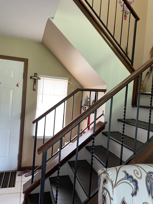 Building Photo - 1062 Bedford Dr