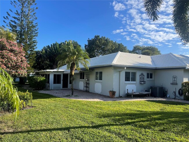 Building Photo - 1013 E Cypress Dr