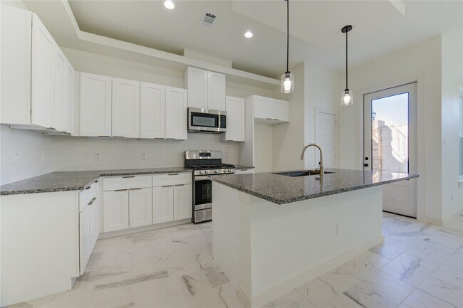 Building Photo - 2928 El Fenice Ln