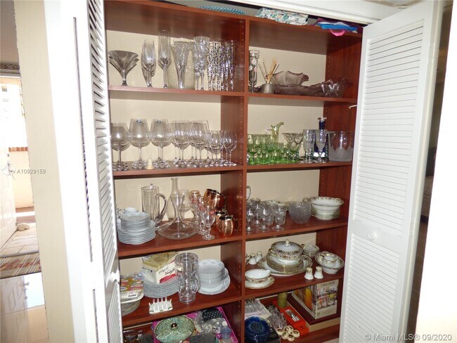 Building Photo - 1523 E Hillsboro Blvd