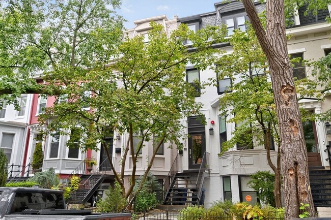 Building Photo - Available Now! 2 Bed // 2.5 Bath Between U...