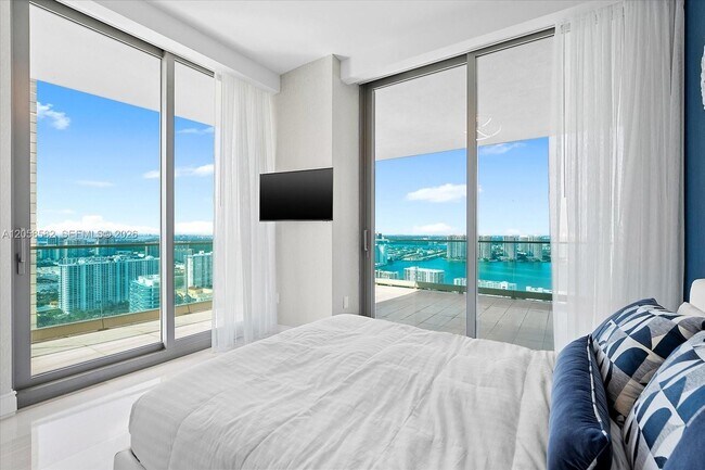 Building Photo - 17901 Collins Ave