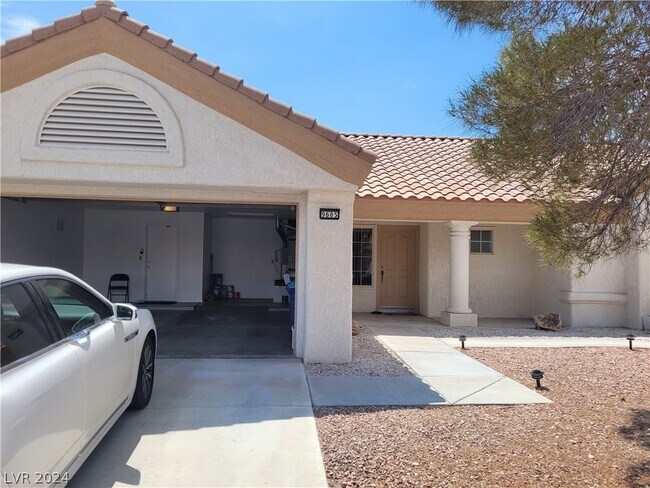 Building Photo - 9605 Sundial Dr