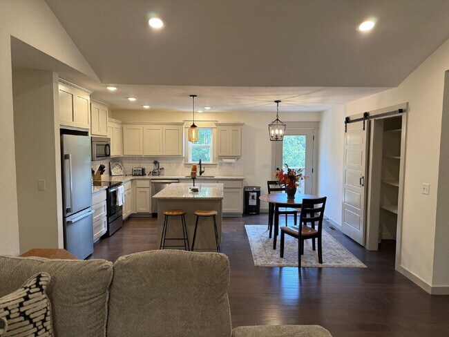 Building Photo - Charming Furnished 3-Bedroom 2 Bath Home i...