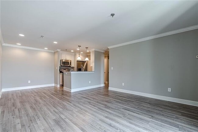 Building Photo - 300 Johnson Ferry Rd