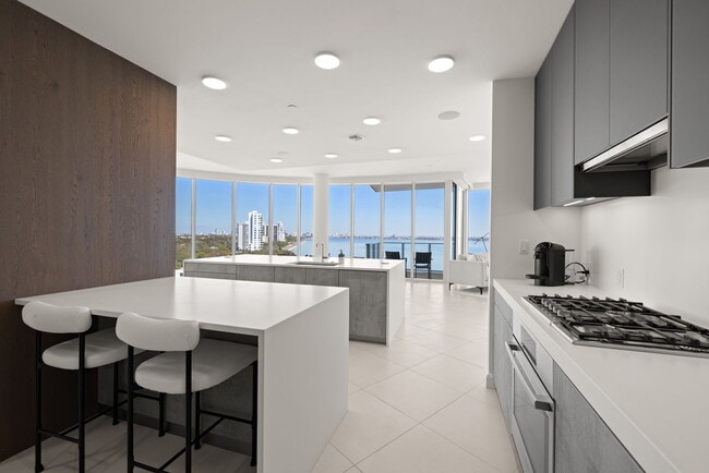 Building Photo - 2900 W Bay to Bay Blvd