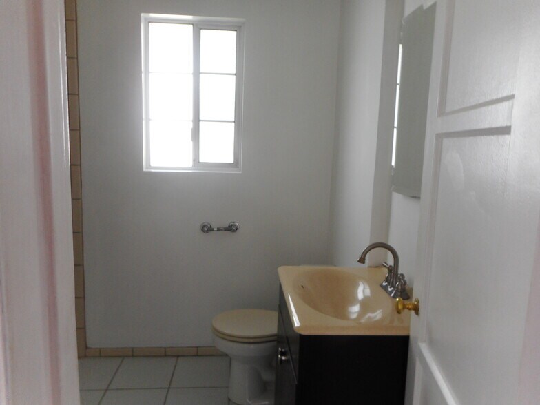 Building Photo - 4267 Van Nuys Blvd