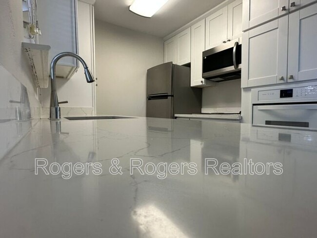 Building Photo - 3592 Payne Ave