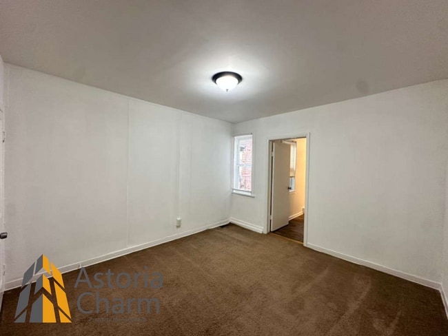 Building Photo - 1 Bedroom Plus Den Rowhome on Kuper Place