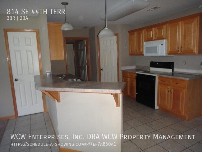 Building Photo - 3BR, 2BTH, 2 car gar, duplex with open lay...