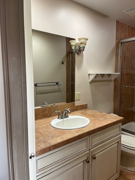 Upstairs full bathroom - 5534 Rinker Cir