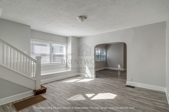 Building Photo - Spacious 4 Bed 1.5 Bath Updated Home
