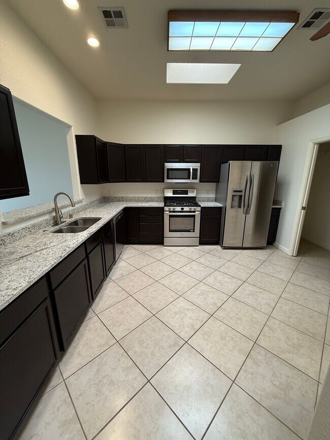Building Photo - Beautiful 2 Bedroom/2 Bath W/ Office