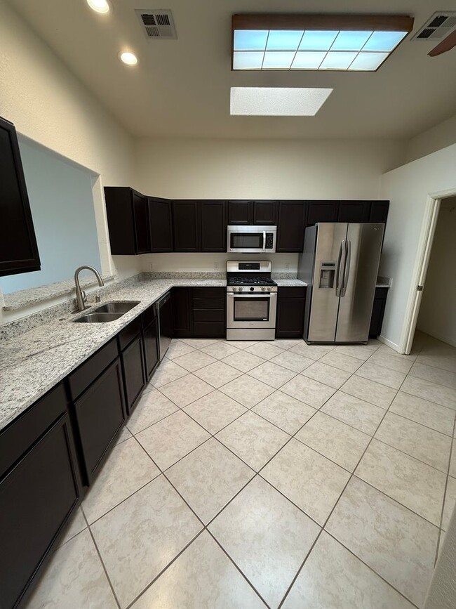 Building Photo - Beautiful 3 Bedroom/2 Bath