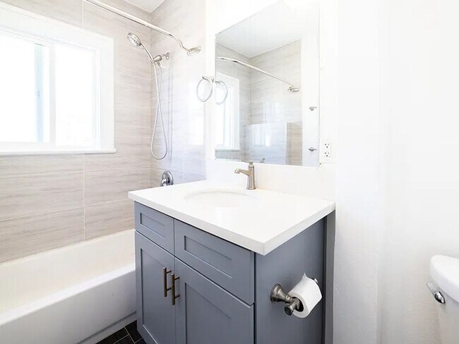 Building Photo - Bright and airy 2-bedroom 2-bath in Mid- City