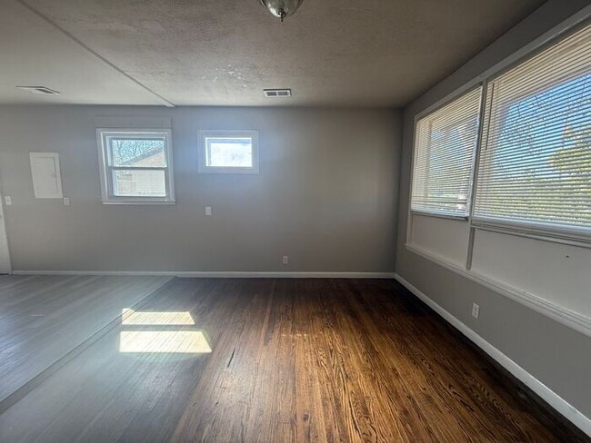 Building Photo - Remodeled Madison Brick Duplex!! 2/1 Large...