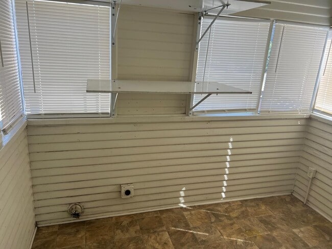 Building Photo - 1304 N Linden Ave