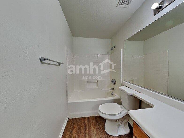 Building Photo - 5211 W Warner St